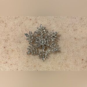 Crystal Snowflake Brooch Pin - Silver Sparkle